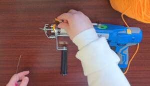 adding thread in tufting gun